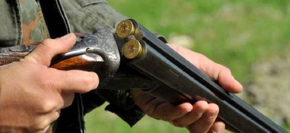 Spara per colpire una lepre, ma impallina un operaio agricolo: tibia fratturata e 18 pallini nella gamba